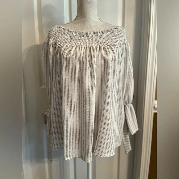 Boutique Boho Grey striped off shoulder blouse. Size Medium - Picture 7 of 12
